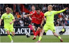 Marius Kunde setzt sich im Derby gegen die Stuttgarter Kickers gegen Oskar Hencke (re.) und Per Lockl durch.      

Julia Rahn