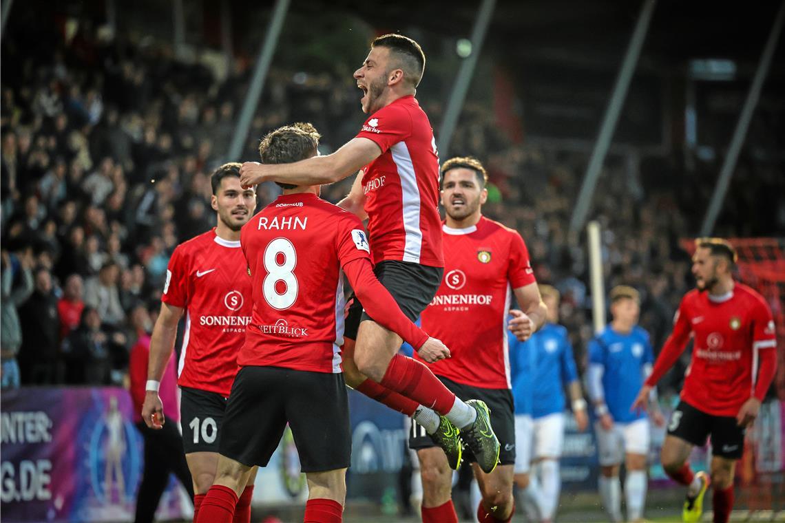Marius Kunde und die SG Sonnenhof Großaspach thronen nach dem klaren 4:0 im Topduell gegen Freiberg nun mit sechs Punkten Vorsprung an der Regionalliga-Spitze. Foto: Alexander Becher
