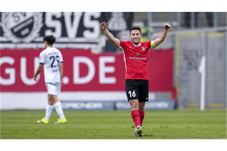 Marius Kunde und die SG Sonnenhof Großaspach übernehmen zumindest bis zum Ostermontag durch das 3:1 in Sandhausen die Regionalliga-Tabellenführung.        


Foto: IMAGO/foto2press
