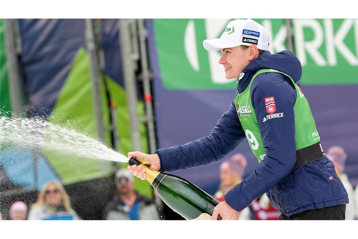 Marius Lindvik siegte beim Saisonabschluss.