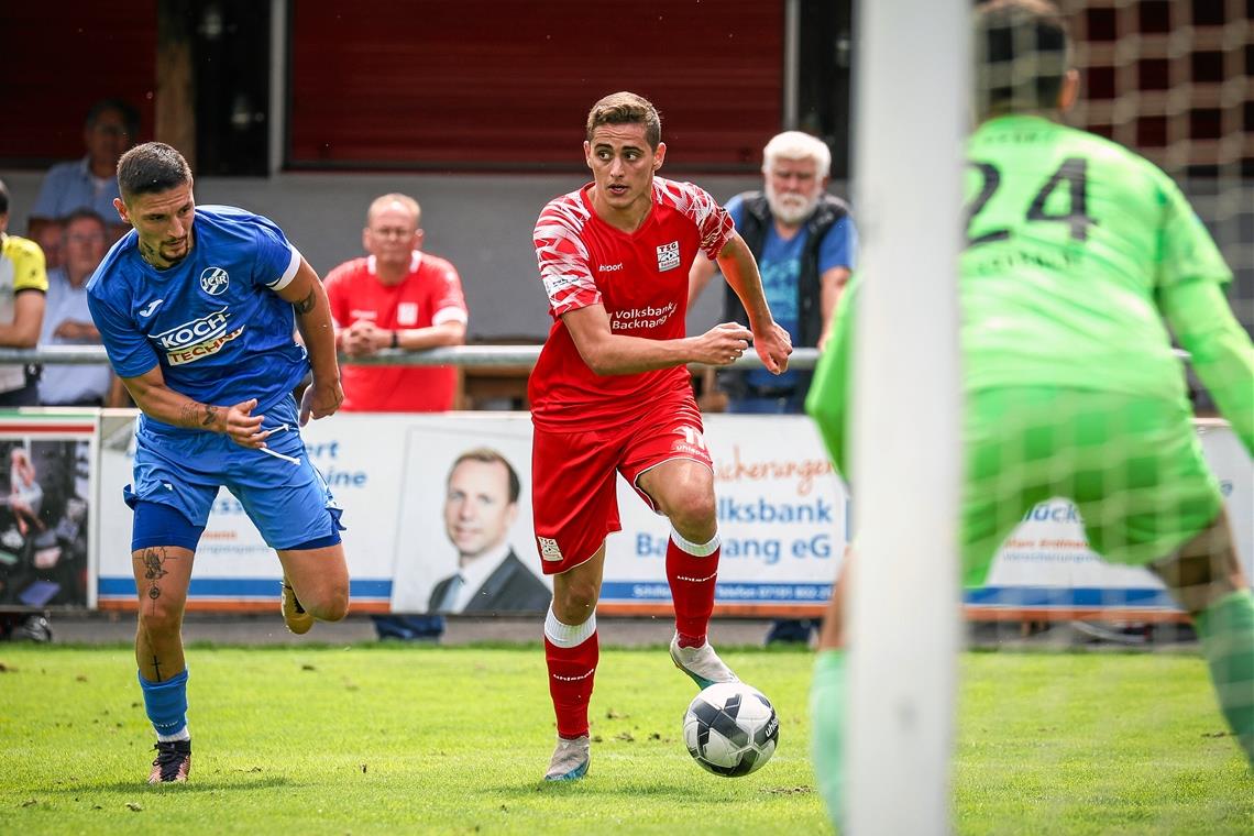 TSG Backnang ohne Druck, SG Sonnenhof unter Siegzwang Marius Weller (am Ball) hat sich gegen Pforzheim einen Schlüsselbeinbruch zugezogen und fehlt der TSG für längere Zeit. Foto: Alexander Becher