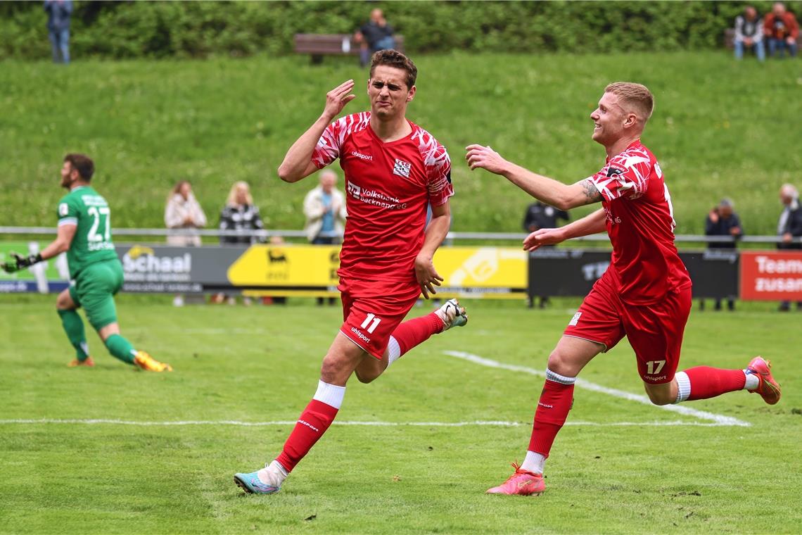 TSG Backnang: Edelreservist Marius Weller wird zum Matchwinner Marius Weller drehte nach seiner Einwechslung mit zwei Toren binnen drei Minuten die Partie und wurde von Sebastian Gleißner (rechts) kräftig gefeiert. Der würde sich am Saisonende nur allzu gerne mit dem Klassenverbleib von der TSG verabschieden. Foto: Alexander Becher