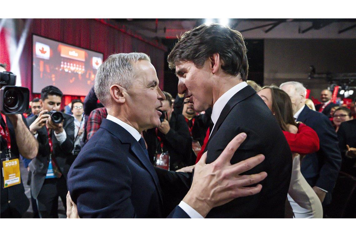Wirtschaftsexperte Carney wird Trudeau-Nachfolger Mark Carney umarmt Premierminister Justin Trudeau, nachdem er auf der Wahlveranstaltung der Liberalen in Ottawa, Ontario, zum Sieger erklärt wurde.