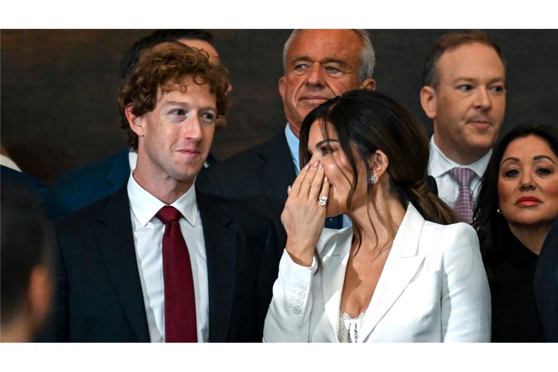 Ein Hut und Tech-Bosse: Trumps Amtseinführung in Bildern Mark Zuckerberg und Lauren Sanchez plauderten im Publikum.