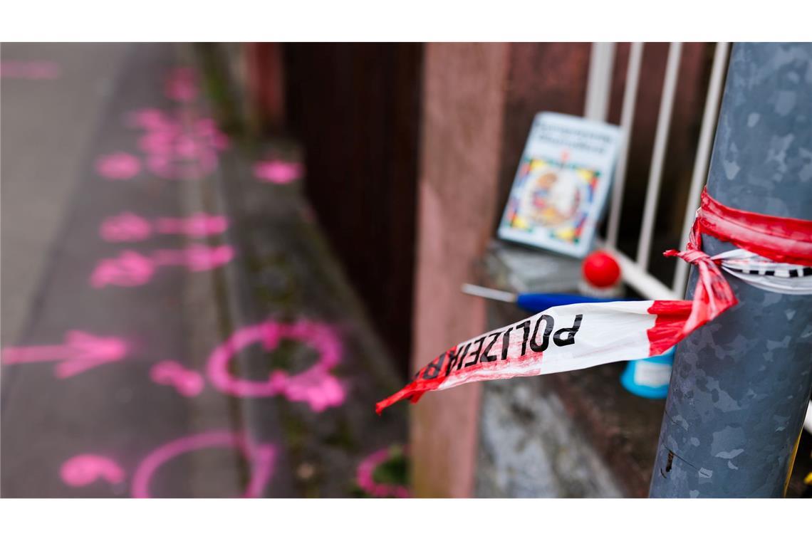 Frau und Kind mit Schrotflinte bedroht - Polizei tötet Mann Markierungen der Kriminaltechnik am Tatort in Eichstetten am Kaiserstuhl.