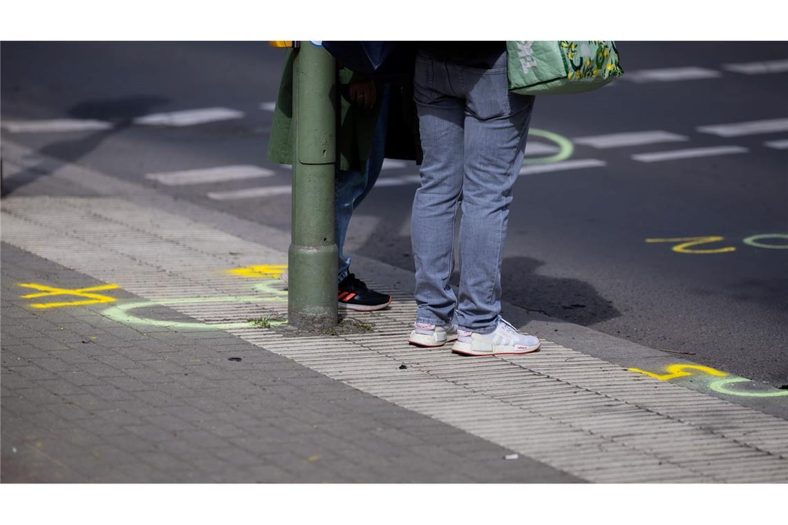 Markierungen der Spurensicherung sind an der Kreuzung Buckower Damm/Gutschmidtstraße zu sehen.