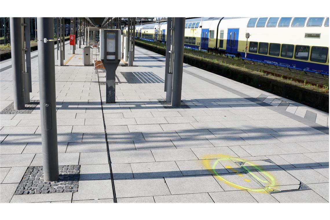 Messerangreiferin wohl psychisch krank Markierungen erinnern an den Messerangriff vom Freitag auf dem Bahnsteig zwischen Gleis 13 und 14 am Hamburger Hauptbahnhof.