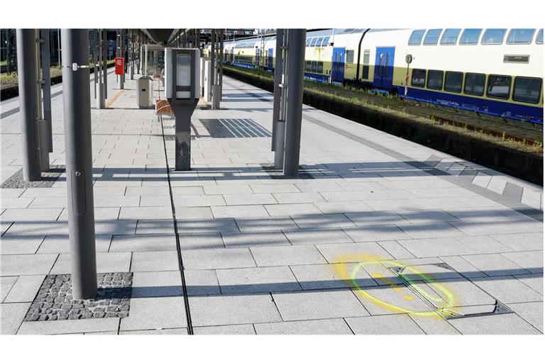 Markierungen erinnern an den Messerangriff vom Freitag auf dem Bahnsteig zwischen Gleis 13 und 14 am Hamburger Hauptbahnhof.