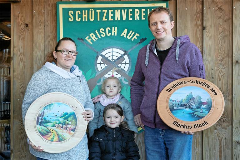 Markus Blank (rechts) kann seine Neujahrsscheibe mit nach Hause nehmen, er hatte 2019 das entscheidende Quäntchen Glück. Nun folgt ihm Sibylle Wolf (links) nach, die mit ihren Töchtern Luise und Elisé (steht hinter ihrer Schwester) im Schützenhaus vorbeigeschaut und zum Neujahrstag den besten Treffer gelandet hat. Foto: J. Fiedler