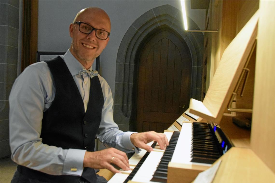 Markus Eichenlaub war schon vor drei Wochen in der Stadtkirche, um die Mühleisen-Orgel kennenzulernen und das Programm zusammenzustellen. Foto: E. Klaper