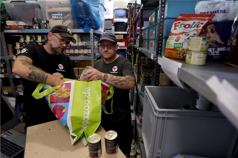 Markus Nuglisch (rechts) und Stefan Krauter vom Vereinsvorstand packen Futterspenden zusammen. Foto: Benjamin Büttner