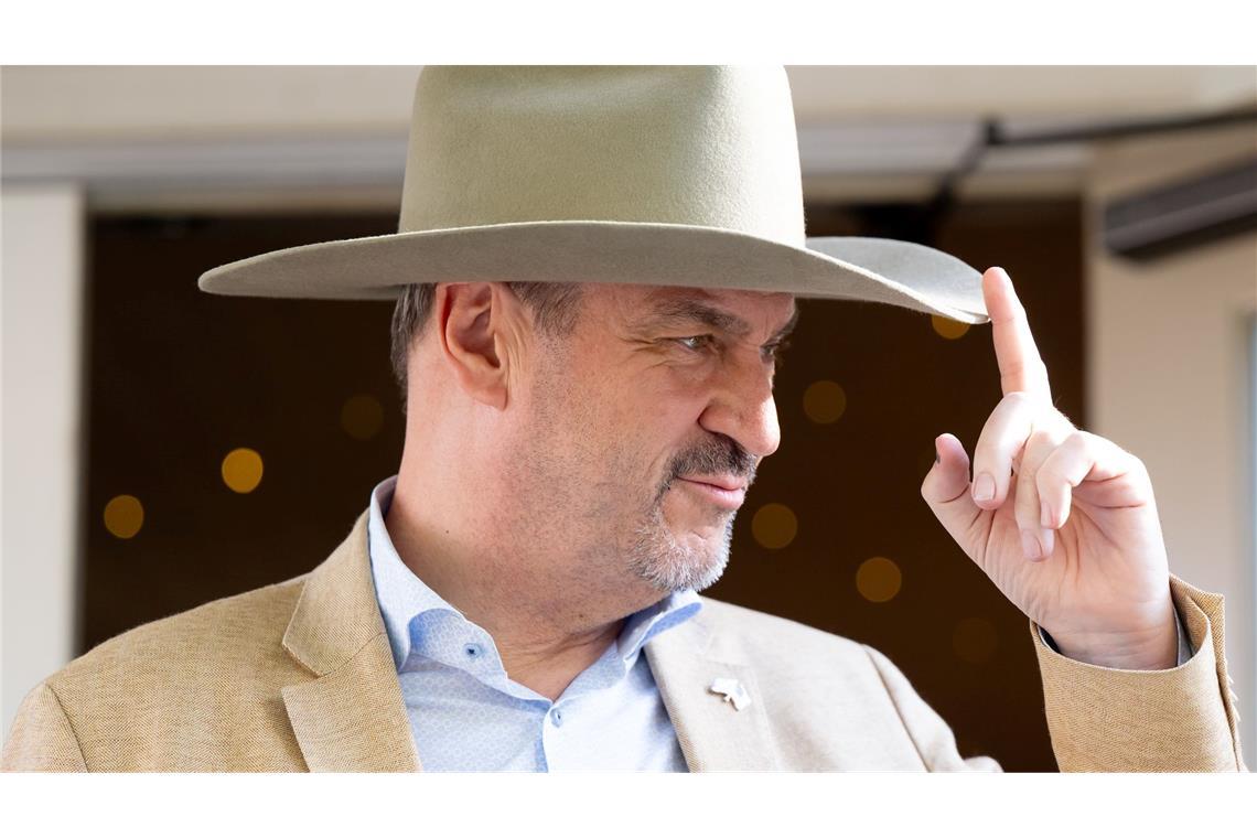 Markus Söder (CSU), Ministerpräsident von Bayern, besucht die George Ranch in den USA und trägt einen Cowboyhut bei einem Empfang.