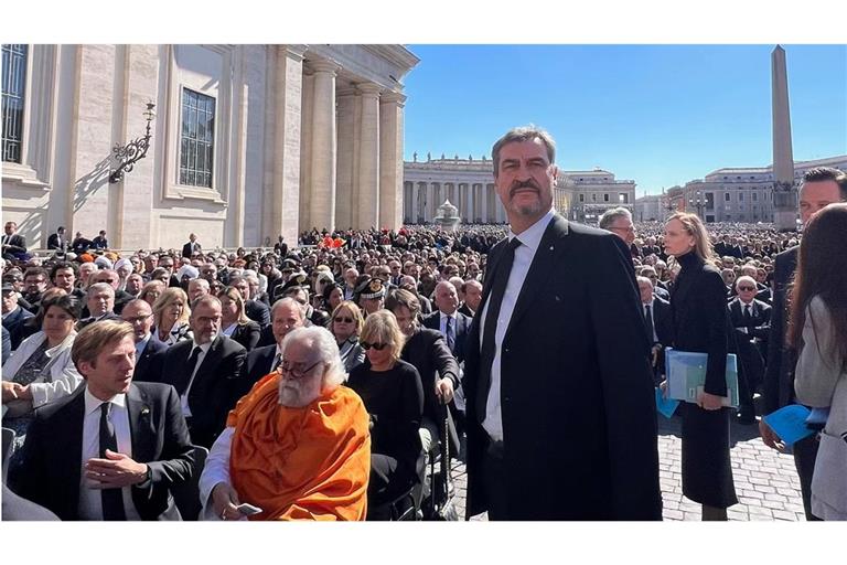 Markus Söder nimmt an der Trauermesse von Papst Franziskus auf dem Petersplatz teil.