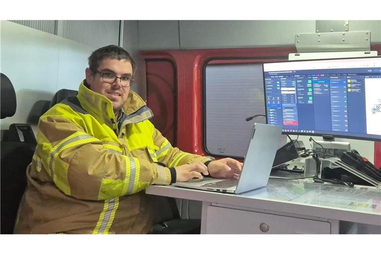 Markus Straub zeigt seine Software. Seit Anfang des Jahres kommt sie bei seiner Heimatfeuerwehr zum Einsatz.