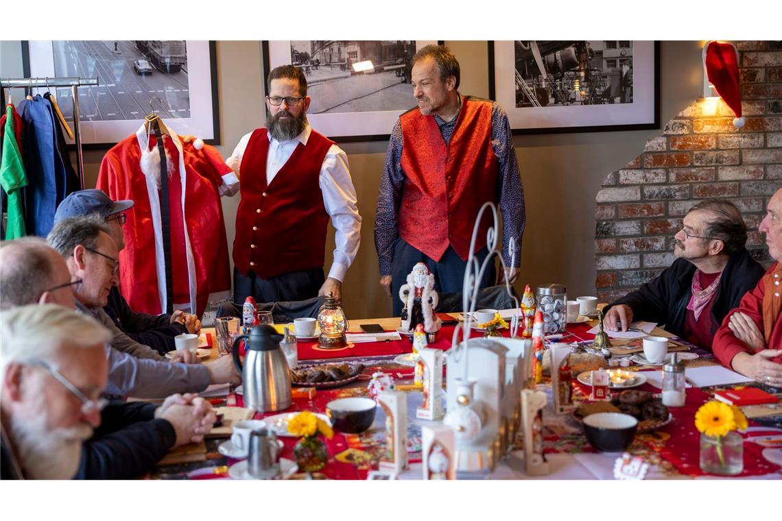 Markus von Juterczenka (links) zeigt ein besonders billiges Weihnachtsmannkostüm, von dem dringen abgeraten wird.