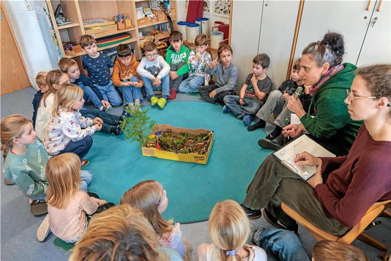 Marlene Schmidt und Meike Paasch (von rechts) lassen sich von den Kindern ihre Wünsche genau erklären. Fotos: Stefan Bossow