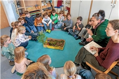 Marlene Schmidt und Meike Paasch (von rechts) lassen sich von den Kindern ihre Wünsche genau erklären. Fotos: Stefan Bossow