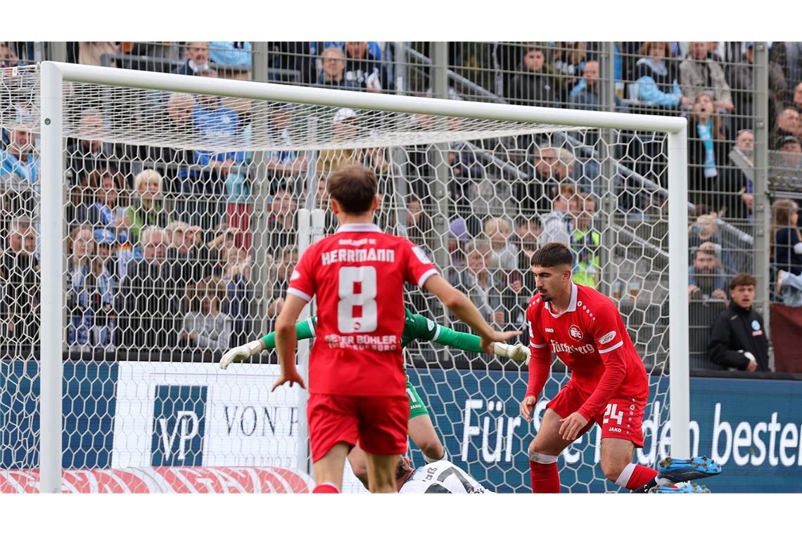 Mit zwei Mann mehr, aber ohne Glanz zum Pflichtsieg Marlon Faß holte zwei Elfmeter für die Kickers heraus.