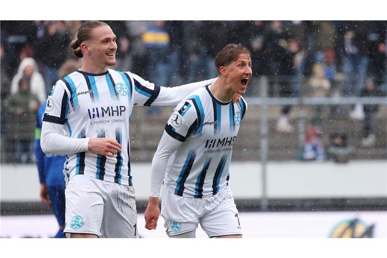 Marlon Faß (li.), Nico Fundel: Zwei Kicker-Torschützen jubeln.