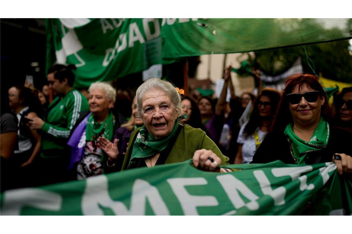 Bilder des Tages Martha Rosenberg, die ein grünes Halstuch als Symbol für die Abtreibungsrechte in Lateinamerika trägt, nimmt in Buenos Aires an einer Demonstration zum Internationalen Frauentag teil.