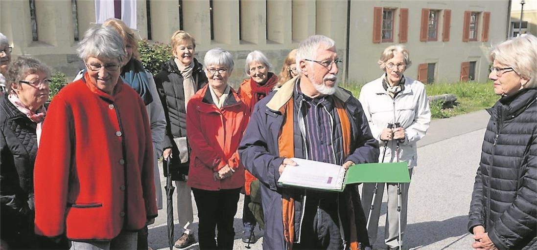 Martin Pfender (Mitte) liest an verschiedenen Stationen auch immer wieder Originaltexte von Schelling, sodass die Gruppe in die damalige Zeit eintauchen kann. Foto: H. Baßmann