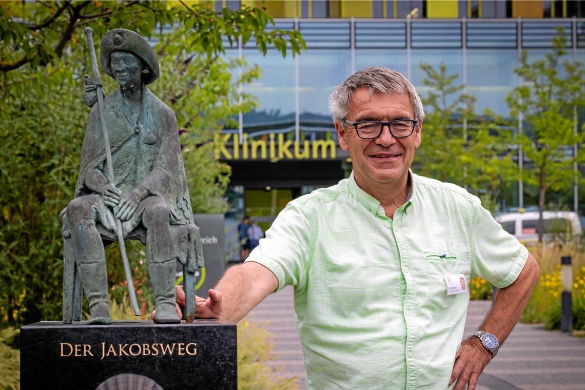 Martin Stierand ist gern auf Pilgerreisen unterwegs, ob vor Ort oder in fremden Ländern. Dieser persönlichen Tradition wird er treu bleiben. Insofern gesellt er sich gern zur Jakobswegskulptur, die sich auf dem Areal des Klinikums Winnenden befindet. Der 65-Jährige pflegt übrigens auch den Abschnitt des Jakobswegs von dort bis Obermühle. Foto: Alexander Becher