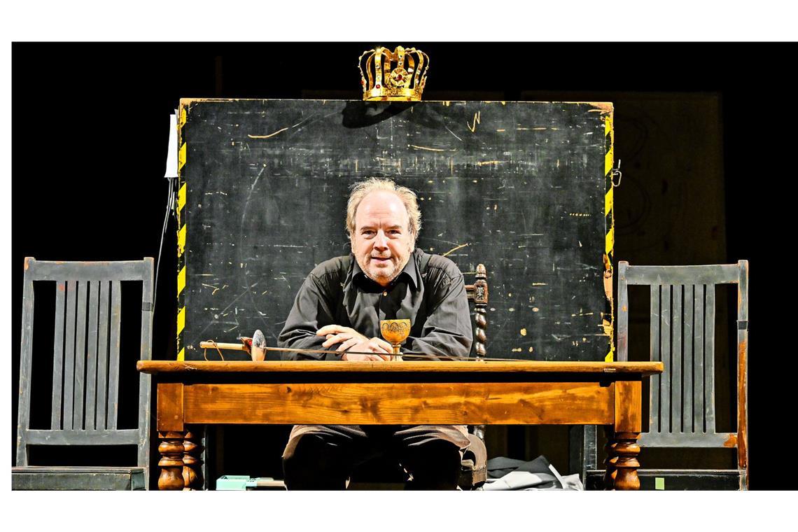 Der Vorhangzieher trotzt der Theatermacht Martin Theuer im Solo „Heute weder Hamlet“.