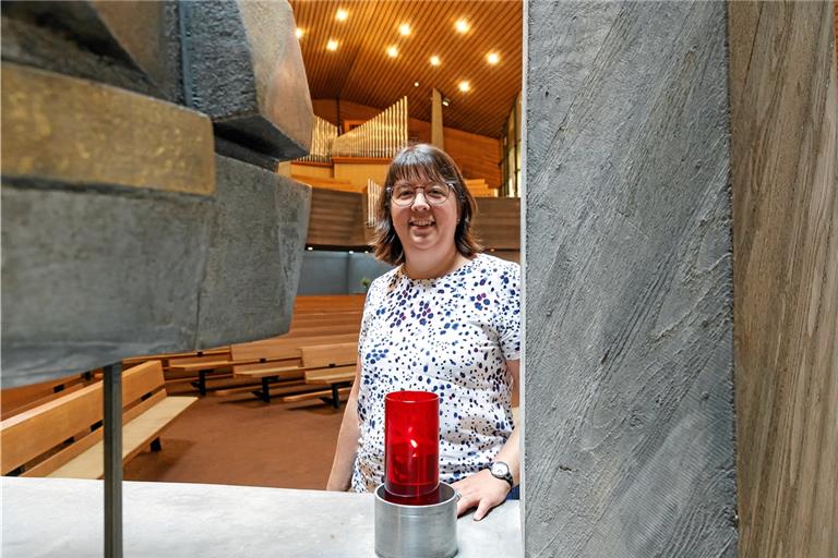 Martina Fuchs in der katholischen Kirche St. Maria in Murrhardt, wo auch ihr erster Gottesdienst nach dem Arbeitsstart stattfand. Foto: Jörg Fiedler