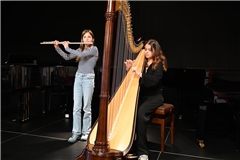 Martina Mergenthaler (links) und Sara Demiröz, Schülerinnen der Jugendmusik- und Kunstschule Backnang, zeigen, wie gut Querflöte und Harfe harmonieren. Fotos: Elisabeth Klaper