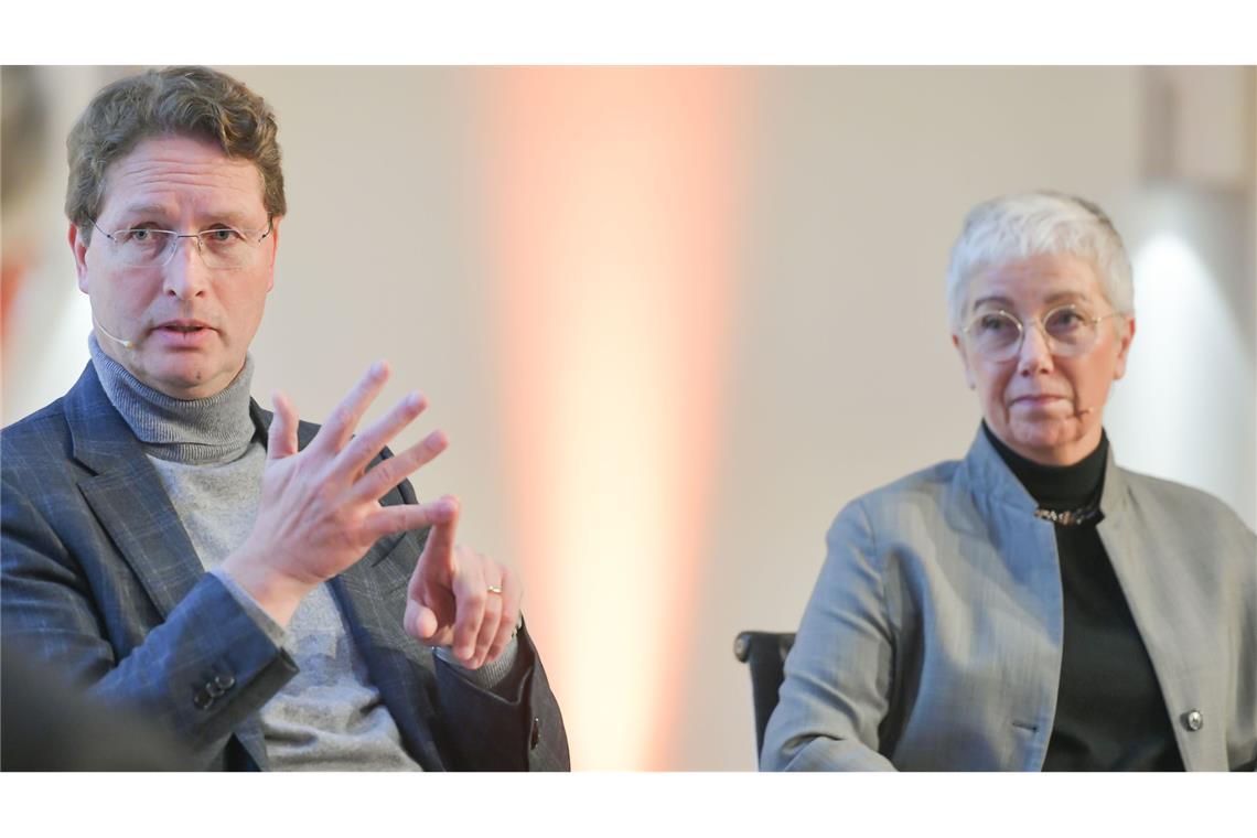 Martina Merz (r.) sagt, die technologische Transformation erfasse alle Lebensbereiche. Jeder Einzelne müsse bereit sein, sich davon anstecken zu lassen und mit Freude neue Dinge zu lernen.