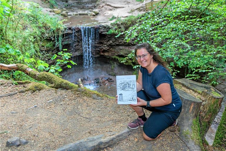 Martina Nowak hat die Touren illustriert – hier zeigt sie ihr Skizzenheft mit der Zeichnung, die beim Hörschbachwasserfall entstanden ist.