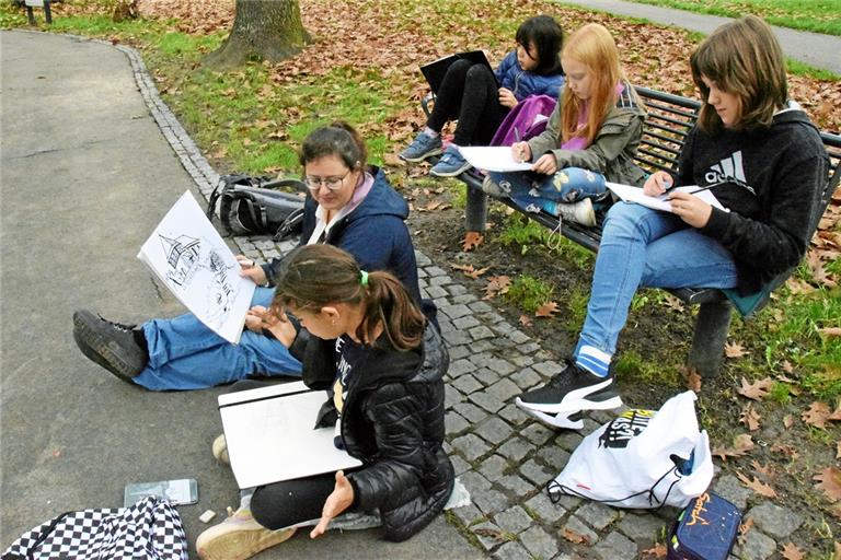 Martina Nowak mit ihrer Studiengruppe im Stadtgarten. Foto: Elisabeth Klaper