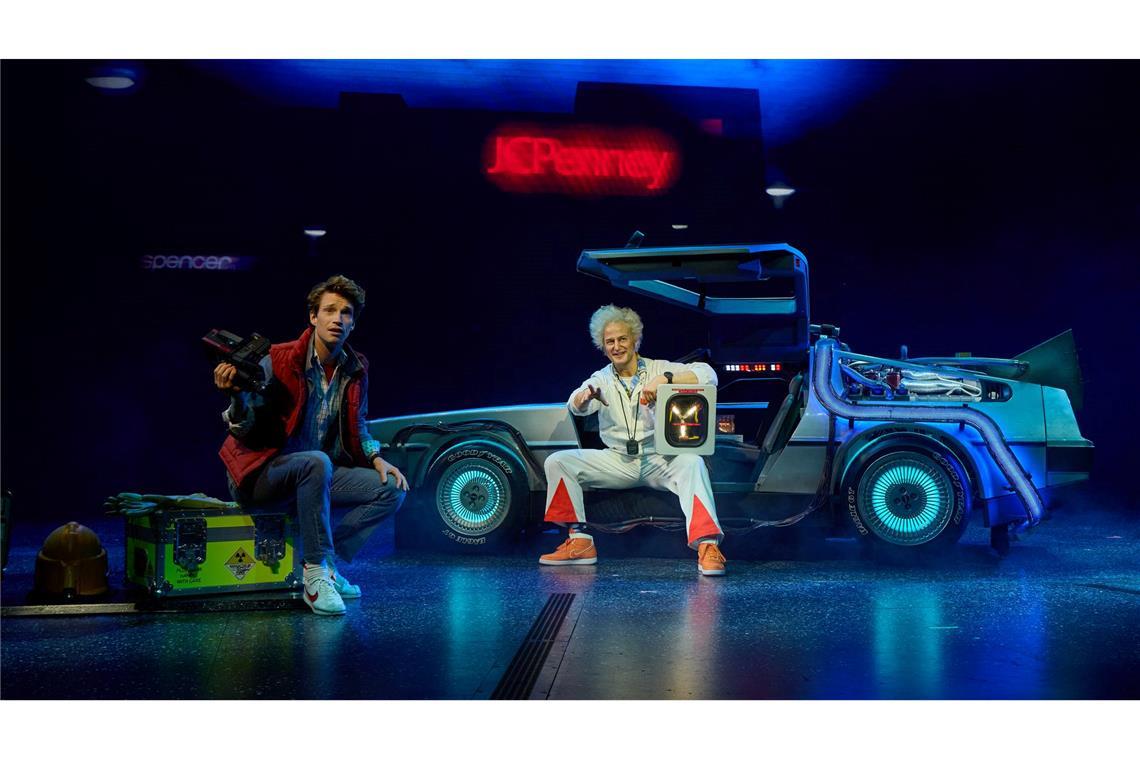 Marty McFly und Doc Brown brauchen mit ihrem Kultauto in der Zukunft keine Straßen.