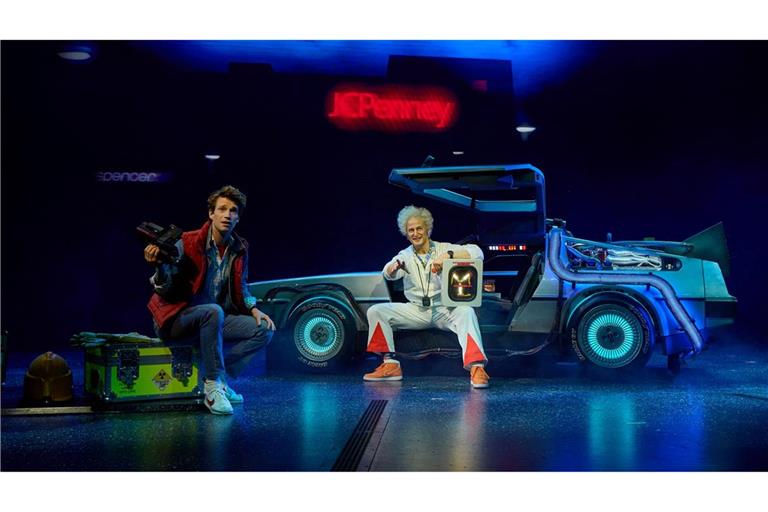 Marty McFly und Doc Brown brauchen mit ihrem Kultauto in der Zukunft keine Straßen.