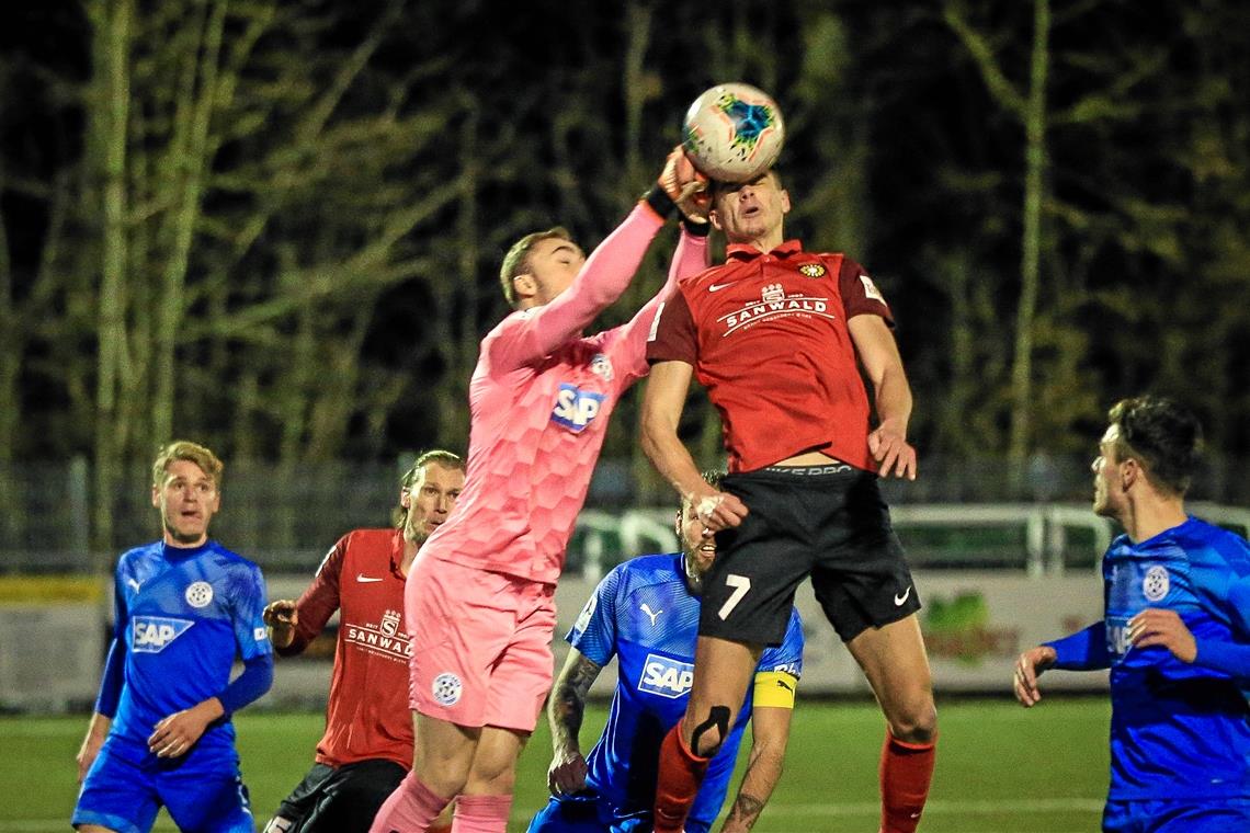 Ein wichtiger Zittersieg im Abstiegskampf Marvin Cuni (rotes Trikot) und Großaspach lieferten sich mit Walldorf ein ganz enges Duell. Am Ende hatte die SG knapp die Nase vorn. Foto: A. Becher