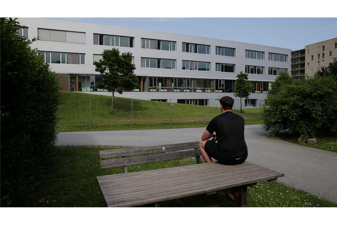 Bilder des Tages Marvin sitzt auf einem Tisch vor einem Schulgebäude und betet für die Opfer des Amoklaufs an einem Gymnasium. Ein 21-Jähriger hatte neun Menschen getötet und danach Suizid begangen.