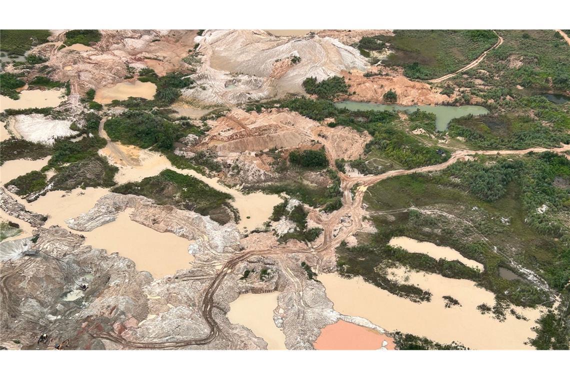 Was der Gold-Boom im Amazonas anrichtet Maschinen und Ausrüstung wie Bagger werden beim Goldabbau genutzt.