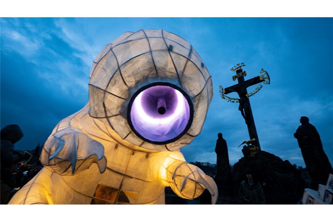 Maskenumzug zum Jahrestag der Samtenen Revolution