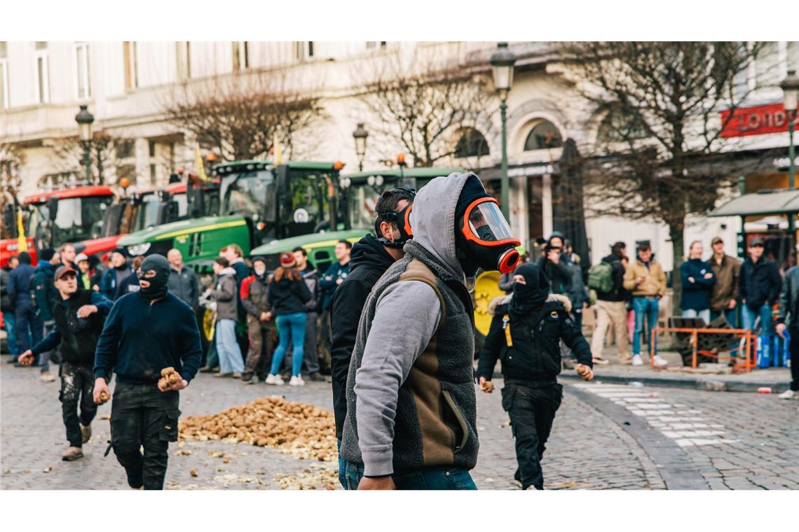Maskierte Demonstranten stoßen mit der Polizei zusammen.