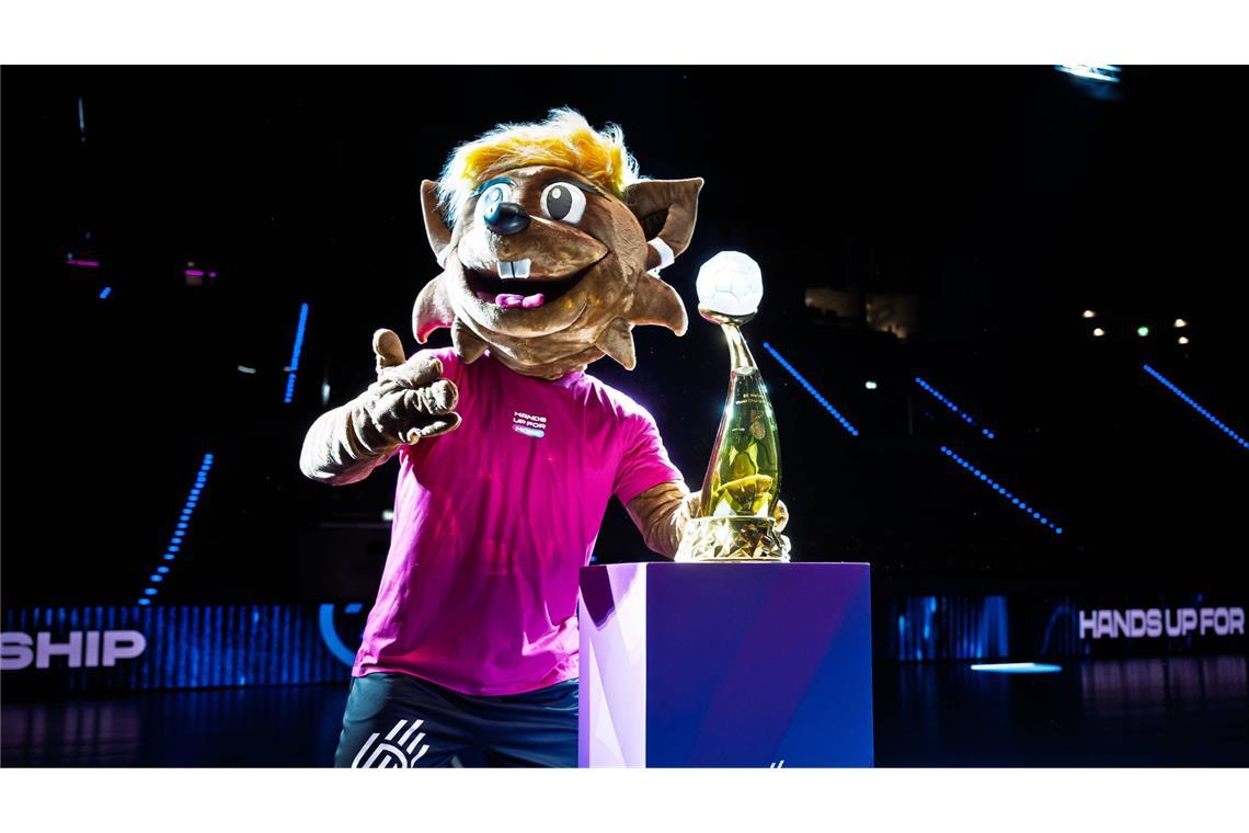 Maskottchen Hanni mit dem WM-Pokal in der Porsche-Arena in Stuttgart.
