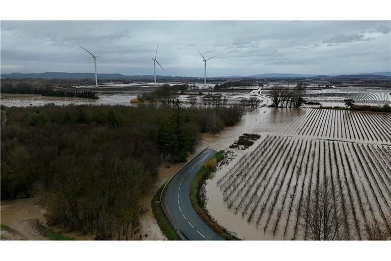 Massive Regenfälle haben in Südfrankreich für Überflutungen und Behinderungen geführt.