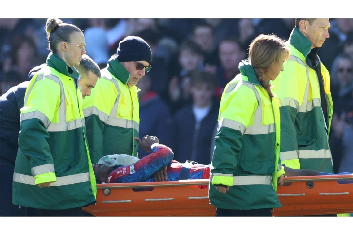 25 Stiche: Mateta nach brutalem Foul aus dem Krankenhaus Mateta musste auf dem Platz mit Sauerstoff versorgt werden.