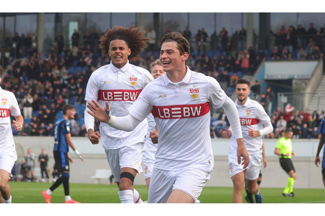 Stuttgarter U 19 trumpft auf Matheos Tsigkas bejubelt seinen 1:0-Führungstreffer.