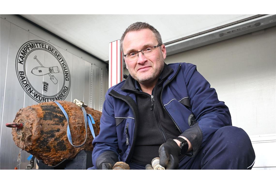 Mathias Peterle vom Kampfmittelbeseitigungsdienst Baden-Württemberg zeigt die entschärfte Weltkriegsbombe und deren Zünder.