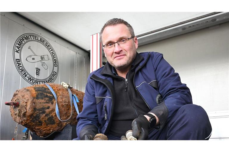 Mathias Peterle vom Kampfmittelbeseitigungsdienst Baden-Württemberg zeigt die entschärfte Weltkriegsbombe und deren Zünder.