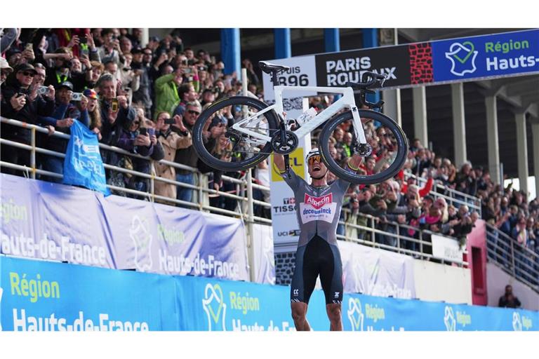Mathieu van der Poel feiert seinen dritten Sieg in Serie.