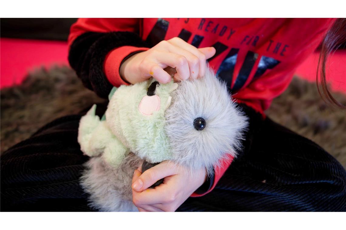 Mathilda beschäftigt sich im Zentrum für Kunst und Medien Karlsruhe im elektronischen Streichelzoo mit einem Roboter, der nicht nur aussieht wie ein  Meerschweinchen, sondern auch kuschelig ist, schnurren und auf Berührung reagieren kann.