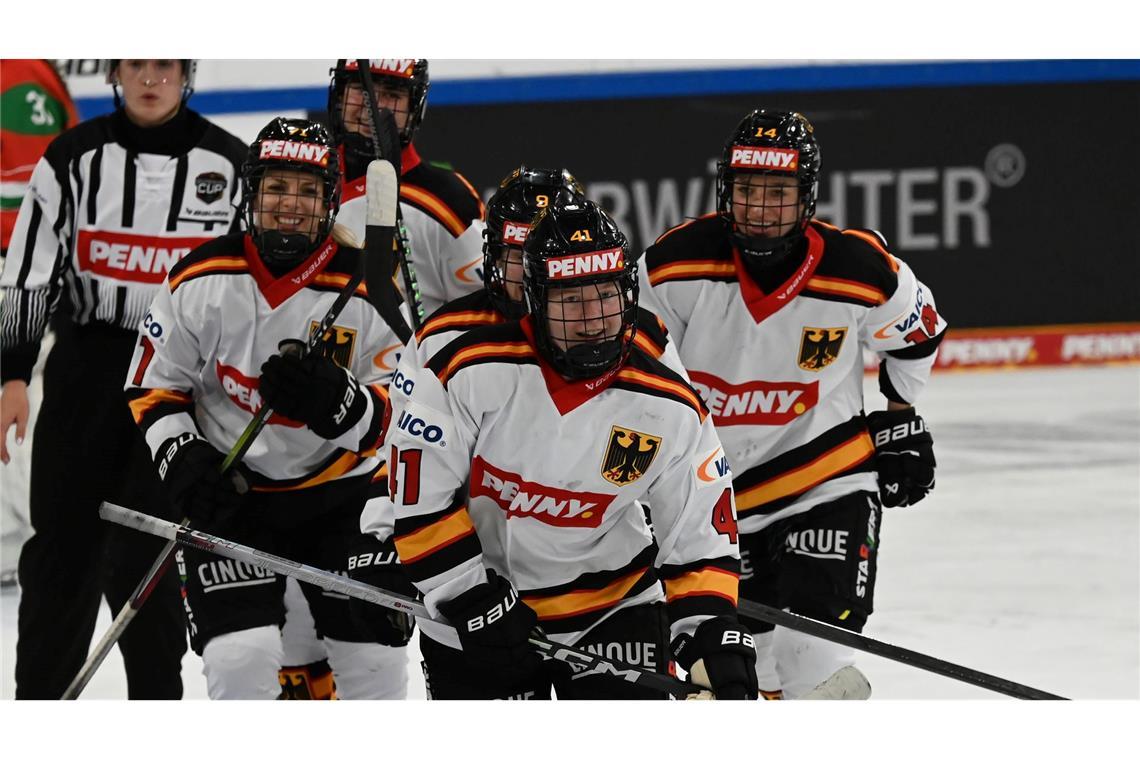 Mathilda Heine ist mit 16 Jahren die jüngste deutsche Eishockeyspielerin bei Olympia. (Archivbild)