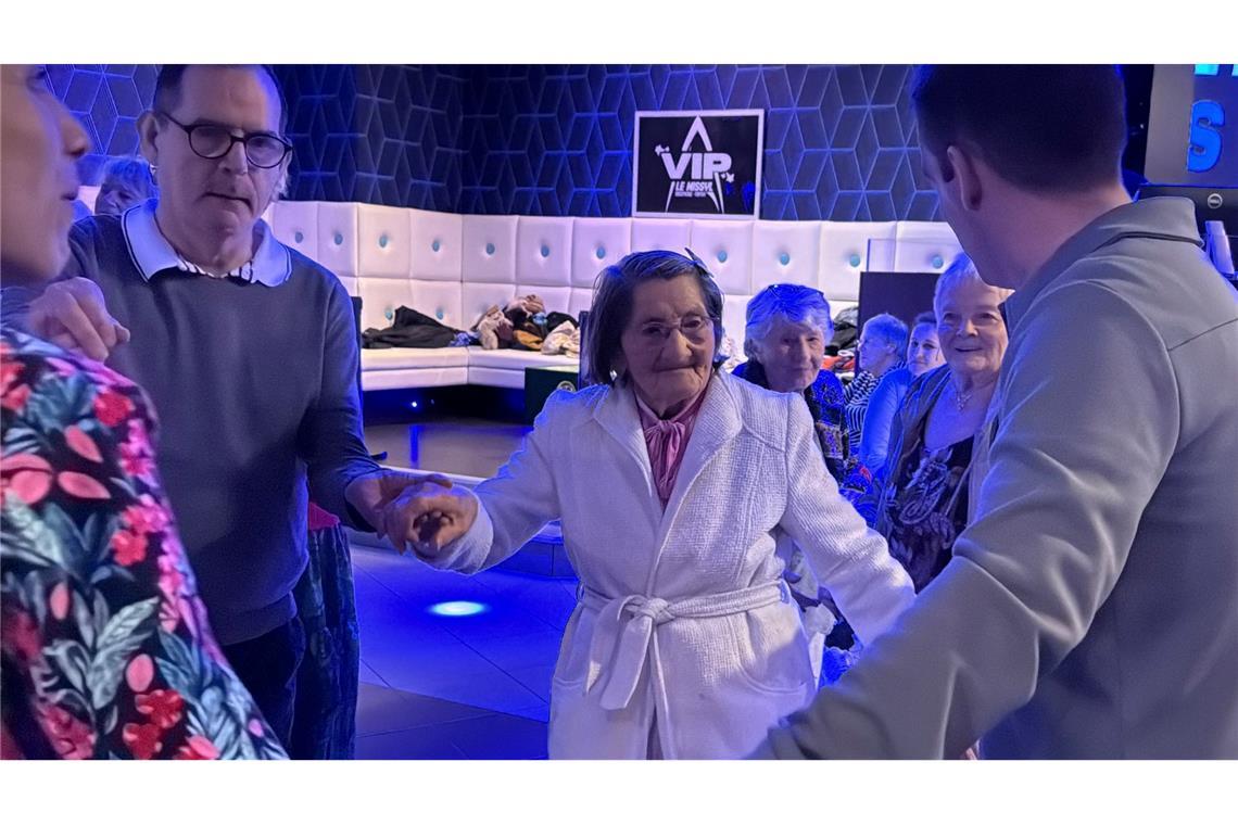 Mathilde Bouhee tanzt mit Betreuern und anderen Heimbewohnern in der Disco.