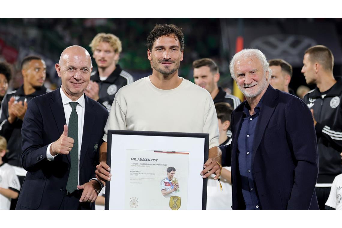 Später Doppelschlag erlöst Nagelsmann gegen Nordirland Mats Hummels (m) wurde vor dem Anpfiff geehrt